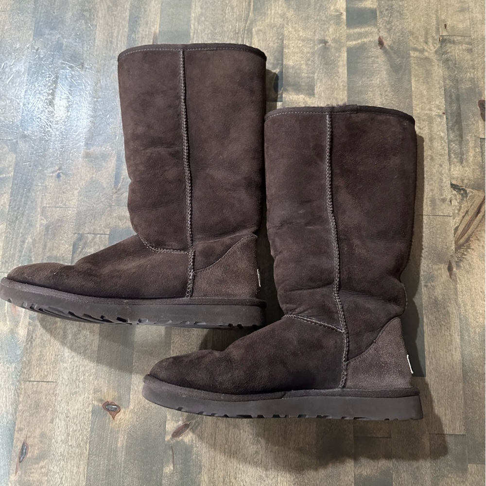 Uggs size 8 chocolate brown